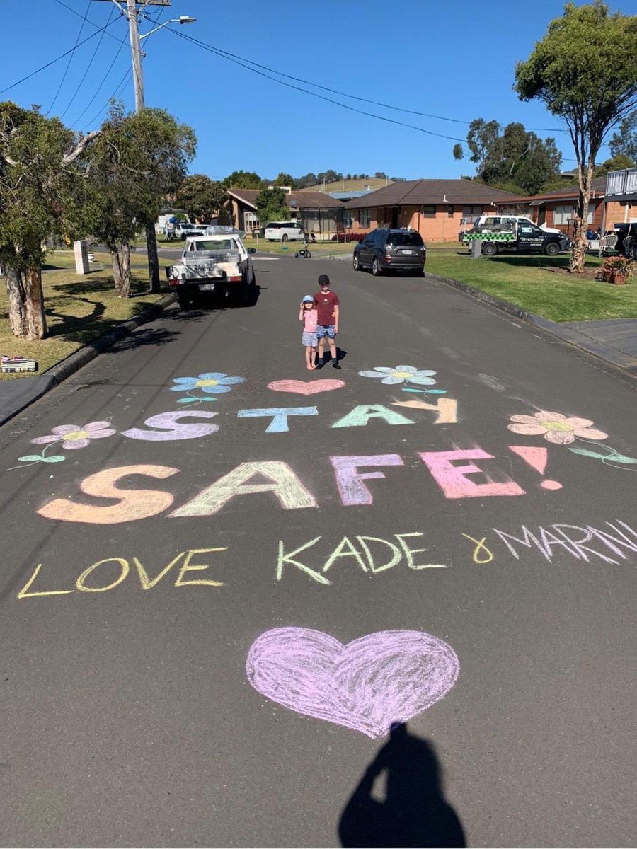 Our wonderful students spread some positivity around the Oak Flats community 🌈🏠🎈😄
