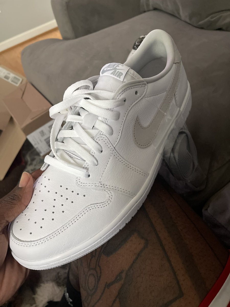 Not sure which pair to put on today <a href="/MidAtlanticHeat/">Mid-Atlantic Sales Floor 🔥🔥🔥</a>. All retail. hoping for some Snkrs luck today