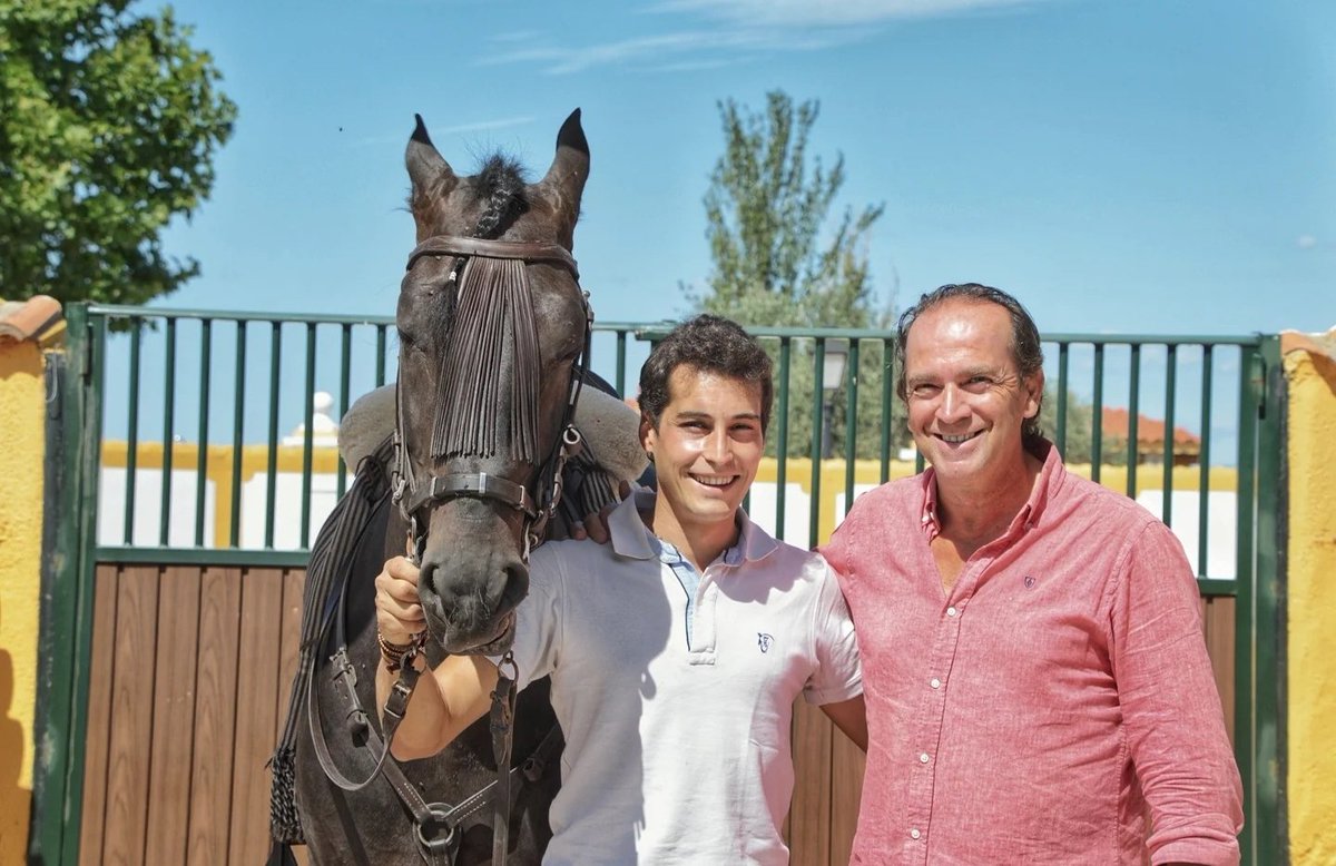Entrenamientos de fin de semana en YEGUADA EL CORTIÑAL. Infinitas gracias a Juanma por su hospitalidad y tratarnos tan bien. 
🔵Gorra EL CORTIÑAL. 
🔵Protectores EL CORTICAL
🔵Cabezada EL CORTIÑAL.
#MarioPerezLanga  #PerezLangaEnEstadoPuro #MPL #YeguadaElCortiñal #SoyDePerezLanga