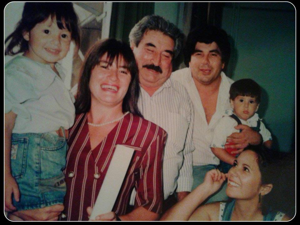 Comparto esta foto de mi graduación en la UBA, acompañada por mi familia. Agradecida por la oportunidad de estudiar, crecer y desarrollarme. Comprometida con que otros jovenes tengan la misma oportunidad
#UBA200
#OrgulloUBA
#educaciónsuperior
#inclusión
#igualdaddeoportunidades