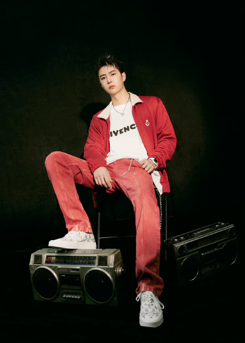 LunaMiu3's tweet photo. #WangYibo mặc áo đỏ chứng tỏ Bo đẹp trai có thừa 💚💚💚💚💚💚💚💚😍
#StreetDanceofChinaS4 #SCD2021 #scd4 https://t.co/gYfXK67Dkz