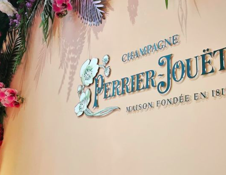 EvolveGroup4's tweet photo. Beautiful acrylic lettering and flower feature for a beautiful brand! @perrierjouet #champagne #flowerfeature #flowerwall #beautiful #design #installation #signage #evolvesigns #evolveeveryday https://t.co/aPe7h6nKcz