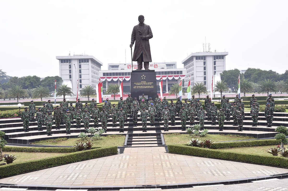 Puspen_TNI's tweet photo. Panglima TNI Terima Laporan Korps Kenaikan Pangkat 52 Perwira Tinggi

#tni #p5tni #kenkat #perwiratinggi https://t.co/l9JYUjfk2y