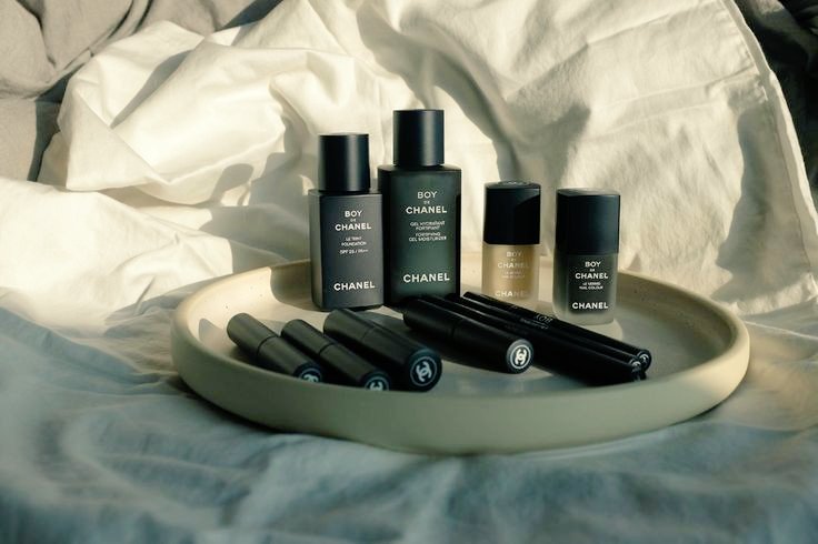 sasasaixi's tweet photo. Me ha llegado la nueva colección de maquillaje especial para hombre de @CC_CHANELRP 
No suelo maquillarme de forma habitual más que para sesiones, eventos o cosas relacionadas con la música.  

#ChanelTeam #BoyDeChanel #ChanelxErick #BeOnlyYou https://t.co/Zz5gukJ3lD