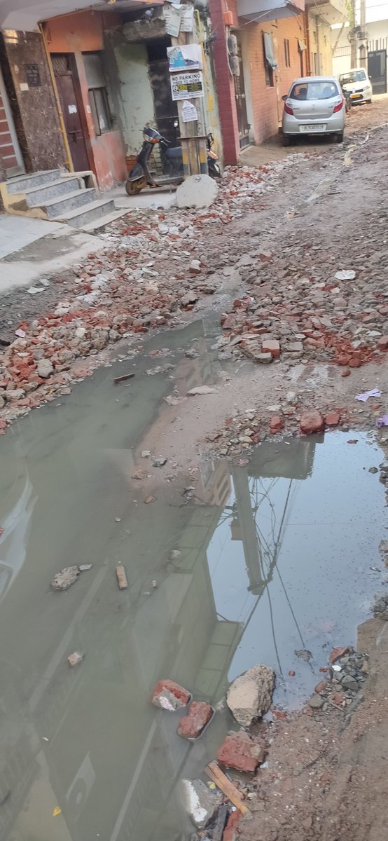 JaiDevS70192154's tweet photo. Sir  south delhi Raju park near hanuman mandir wali gali  ki poori road tuti hui hai or sewer ki pipeline bhi tuti hui hai jis wajah se bht gandi badboo aati hai or is wajha se logo ka ghr se nikalna mushkil hogya hai kripya isko thik krwaya jaye @ArvindKejriwal @PMOIndia https://t.co/qqyaKiG9Hg