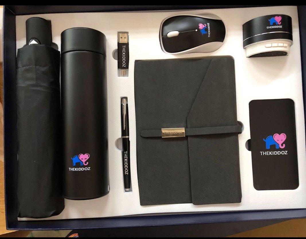 Luxury Gift Set. Avec possibilité d'imprimer le logo. C'est bientôt la fin d'année pensez à nos gadgets high quality pr tous vos cadeaux d'affaires. Plusieur models disponible en grand comme petit format