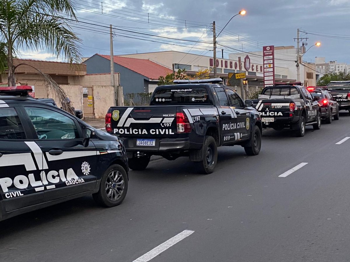 policiacivilrs's tweet photo. #OpAleteia é deflagrada em Canoas e Nova Santa Rita no combate e repressão ao crime de roubo de cargas. São 13 medidas cautelares judiciais: 4 mandados de prisão temporária, 1 mandado de prisão preventiva e 8 mandados de busca e apreensão. #Draco_Canoas https://t.co/90uDFpir0W