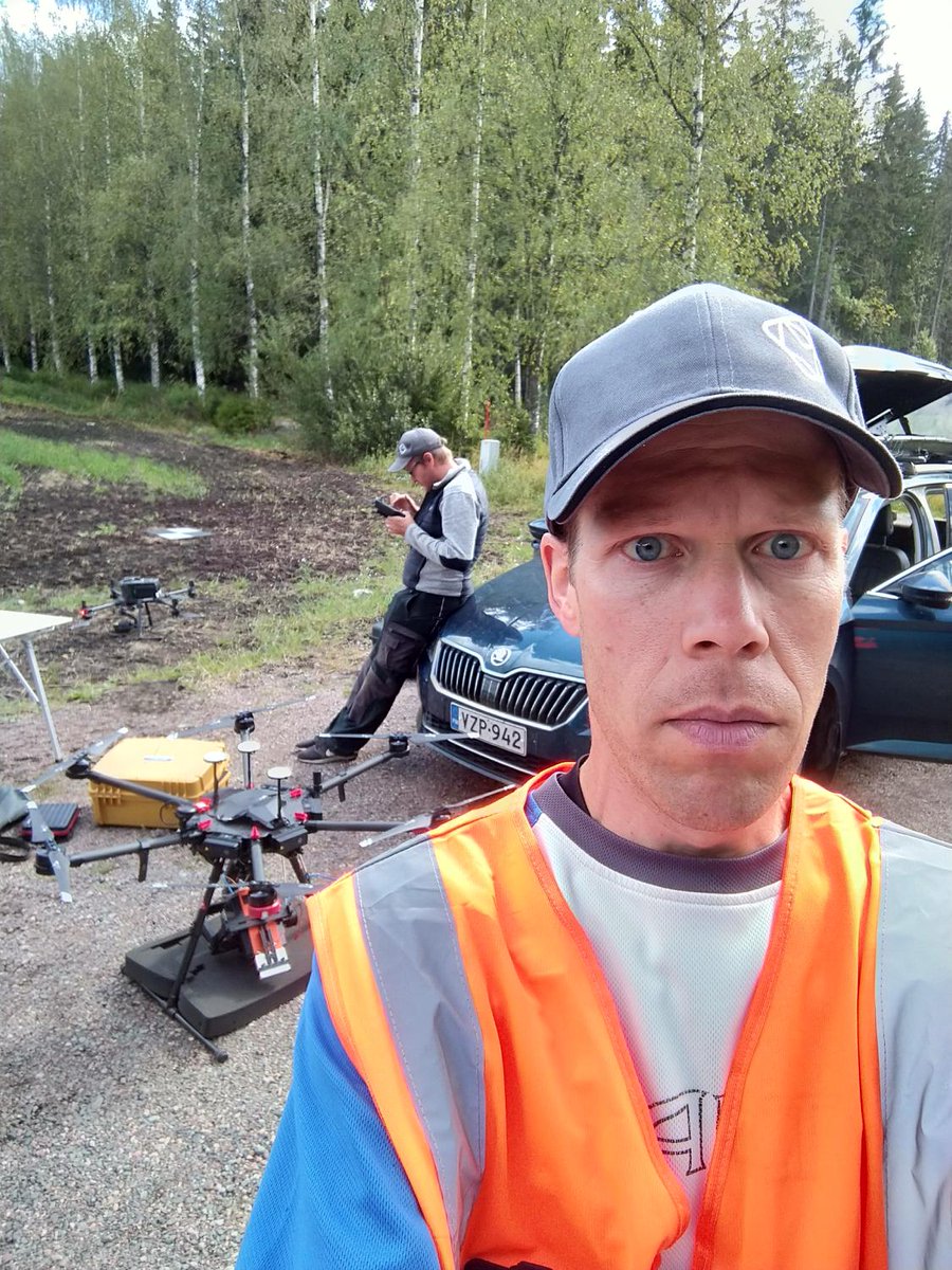 #HiilestäKiinni #Vesihiisi-projektin maastotyöt on nyt aloitettu myös <a href="/fgi_nls/">FGI, NLS</a> osalta. Turvepeltoa kuvattiin kahdella dronella ja multi-, hyperspektri &amp; lämpökameroilla. Pellolla on instrumentteja joka lähtöön, ja pinnan alla mm. säätösalaojat. <a href="/LukeFinland/">Luonnonvarakeskus</a> <a href="/Maanmittaus/">Maanmittauslaitos</a> <a href="/mmm_fi/">MMM</a>