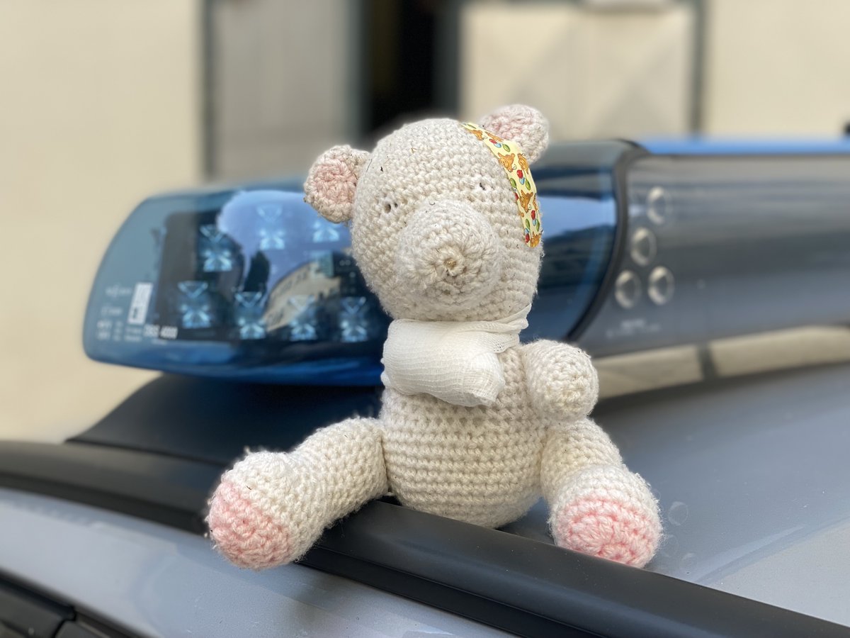 PolizeiMainz's tweet photo. ❗️#Öffentlichkeitsfahndung❗️

Streife rettet einen verunglückten #Teddybären🧸

Der Teddy ist leicht verletzt und wurde natürlich medizinisch versorgt. Durch den Unfall kann er sich nicht mehr an den Namen seines Besitzers erinnern. #WirsindeurePolizei

👇
https://t.co/g1ftn42XXi https://t.co/nUHH7UJR07