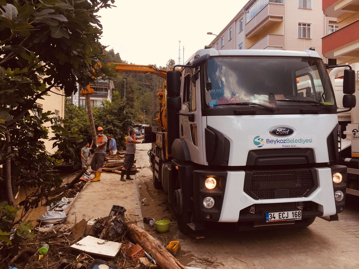 Kıymetli hemşehrim,

Kastamonu’da yaşanan sel felaketi sonrası belediyede bir kriz masası oluşturduk.

Arama kurtarma ekiplerimiz Batı Karadeniz ve Kastamonu’da şu anda çalışıyorlar.
