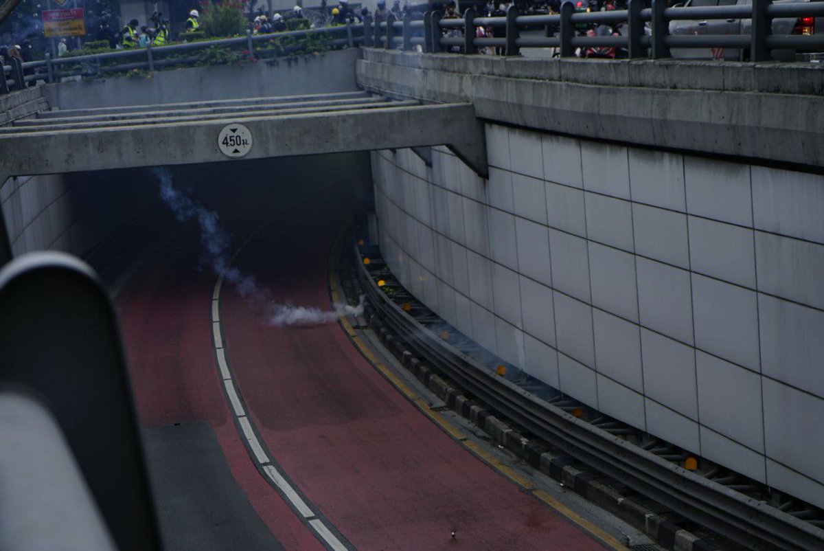 Fkxchey's tweet image. Thai police have everything except "humanitarian"

#ม็อบ13สิงหา