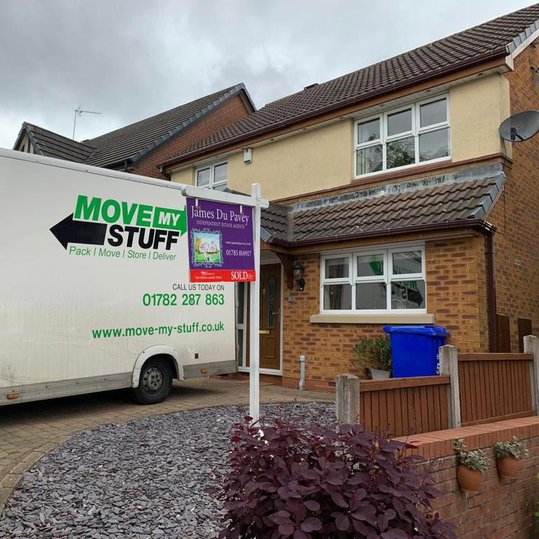 🌧️Just after taking this photo it POURED with rain! 🌧️
We try our utmost to keep possessions dry when moving stuff, the same cannot be said for our wonderful staff who have to take the full force of the rain if they forget a coat!!
#rain #stokeontrent #removals #newhome