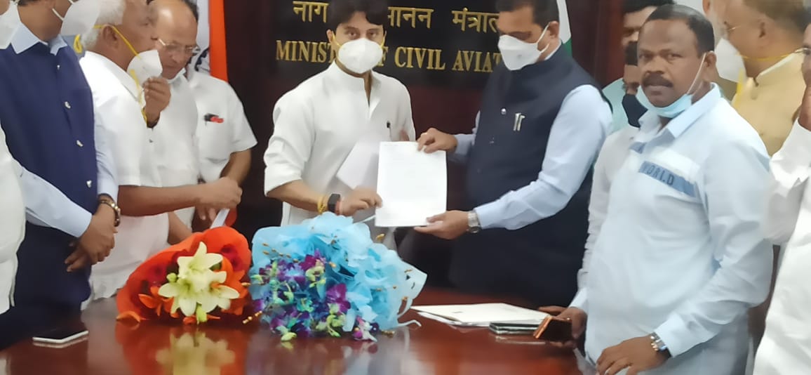 KapilPatil_'s tweet photo. नवी मुंबई विमानतळाच्या नामकरणा संदर्भात केंद्रीय नागरी उड्डाण मंत्री मा. श्री. @JM_Scindia यांची लोकनेते दि. बा. पाटील नवी मुंबई आंतरराष्ट्रीय विमानतळ सर्वपक्षीय कृती समिती शिष्टमंडळ' यांच्यासोबत भेट घेतली.
यावेळी विस्तृत चर्चा करण्यात आली. https://t.co/hv5GfjxiG6