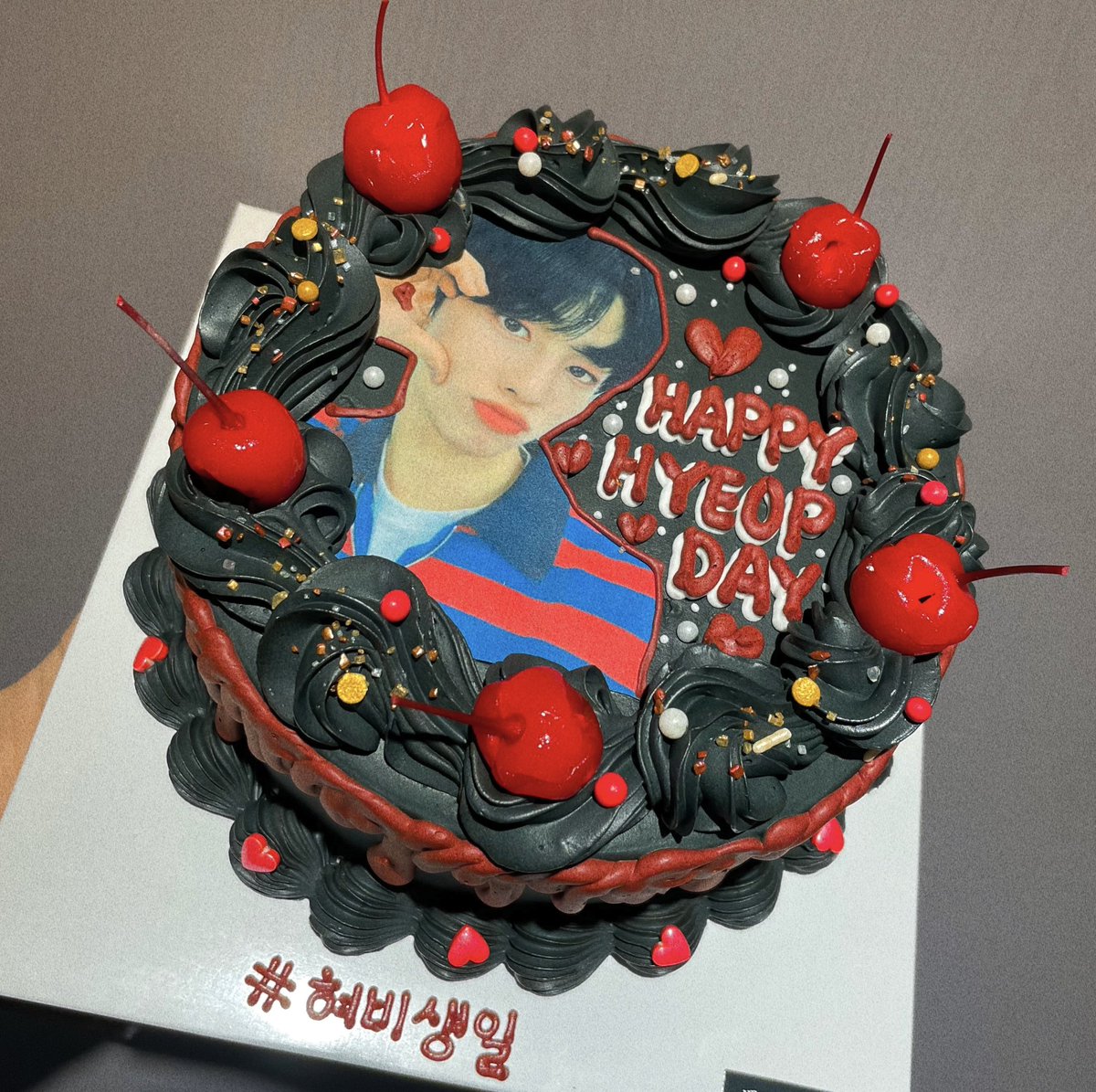 raknaxx's tweet photo. 🎂짱혀비생일파티🎂

#HAPPYHYEOPDAY #해피협데이 #혀비생일
#명창햄냥이_이협_탄신일
#오늘은_혀비의_생일이에_협 https://t.co/ksI6rDjzdo