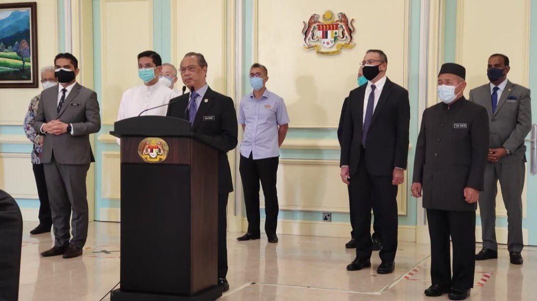 SyedSaddiq's tweet photo. Waktu kuasa sudah hilang, tiba-tiba semua boleh. 

Peruntukan Parlimen Pembangkang boleh. 
UNDI18 boleh.
Reformasi Parlimen boleh.
Bipartisan boleh. 

Hakikatnya, TS Muhyiddin Yassin sudah hilang sokongan &amp; kuasa. Buat macam-macam untuk kekalkan jawatan sendiri.

#KerajaanGagal https://t.co/D4Qffg0DpL