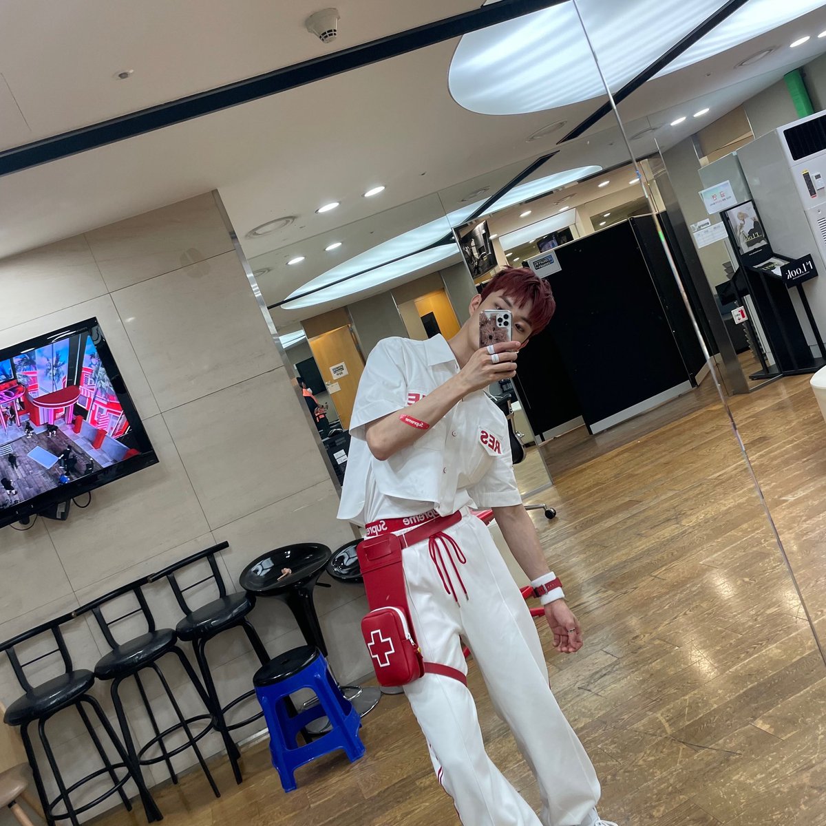 jeonselca's tweet photo. jeonghan spotted at the back 😭 https://t.co/2Lhg5N5TNT