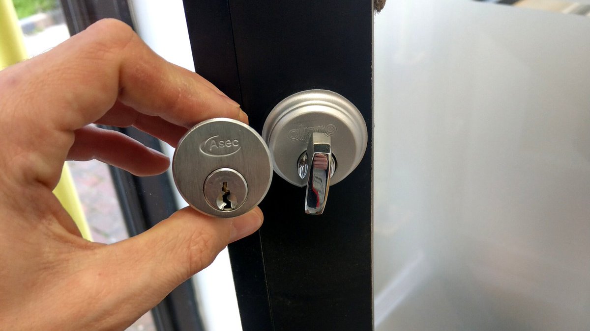 SMSlocksNdoors's tweet photo. Communal door to the building was getting jammed, we got called in to replace it. Great as new, works as it should again. Feel free to get in touch or visit us at https://t.co/6P5aoSomVo
#locksmith #lockchange #London #clapham #battersea #lockedout #emergencylocksmith #locks https://t.co/aq5b4nwEub