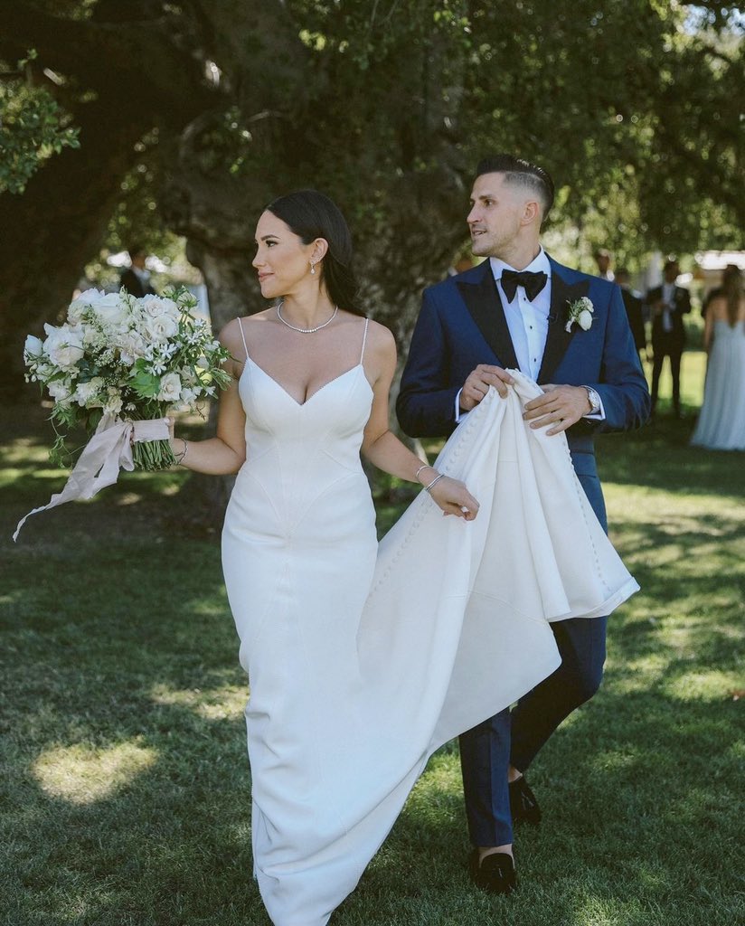 Congratulations to the new Mr. &amp; Mrs. Mione!!! Stunning couple, stunning style! <a href="/mester_mark/">mark mester</a> <a href="/KTLAWeekendAM/">KTLA 5 Weekend Morning News</a> #vowsinvandervelde #weddingdress