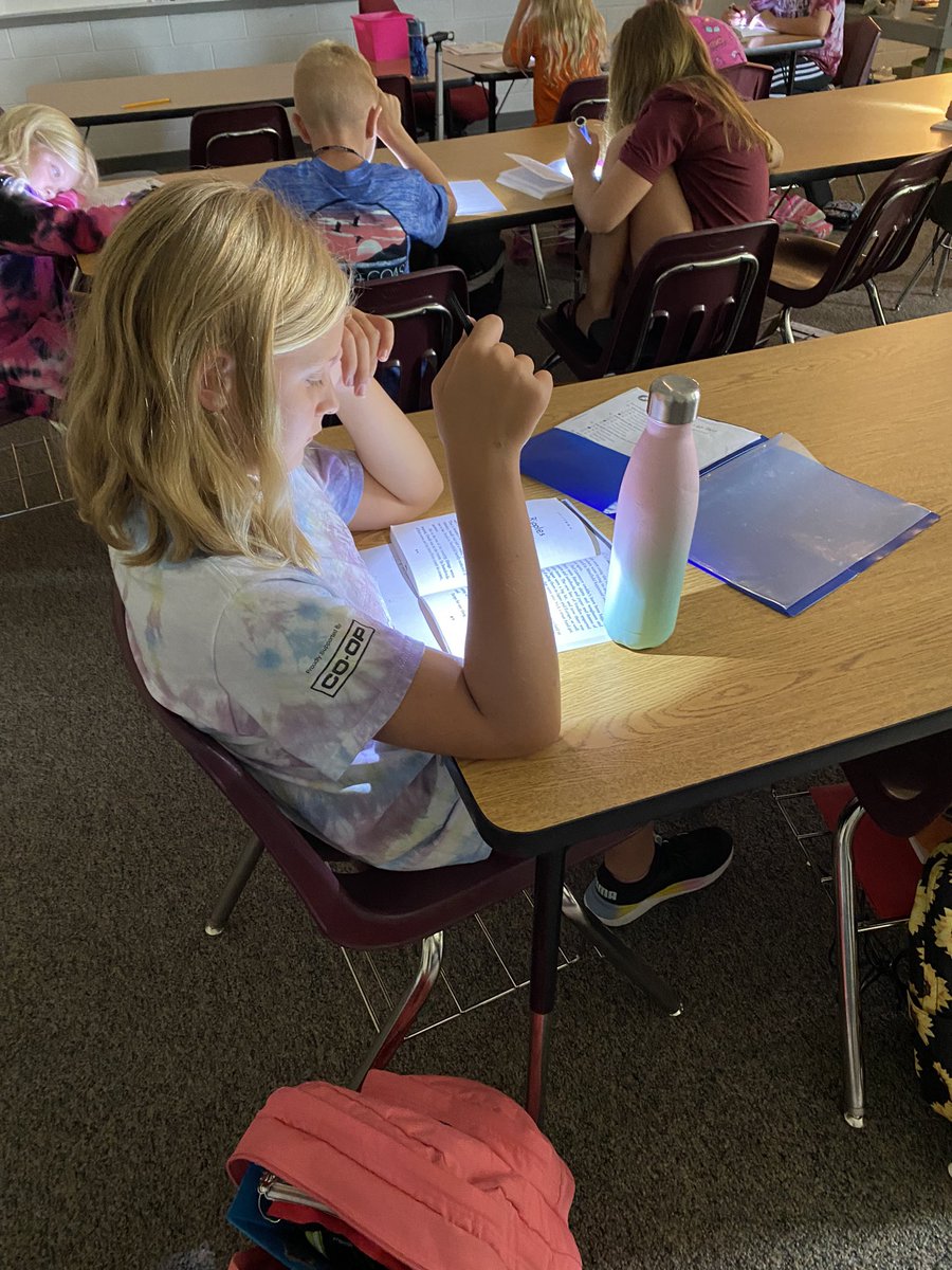Allierae83's tweet photo. Flashlight 🔦 Friday ‼️@BulldogsCES https://t.co/ECsCIix2vk