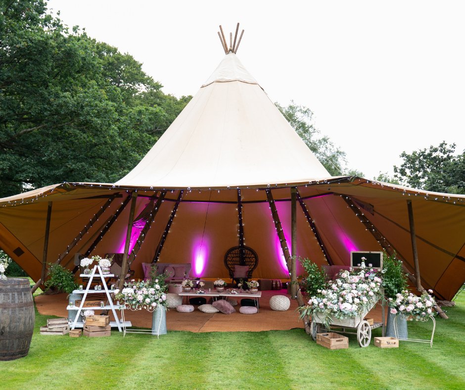 SavingEvents's tweet image. We are throwing it back to this lovely party we organised for an 18th #birthday! 🌺

The backdrop to this party was Barlaston Hall, complete with a beautifully decorated bell tent. No #party is complete without a bar &amp;amp; the added entertainment of a string quartet, singers &amp;amp; DJ.