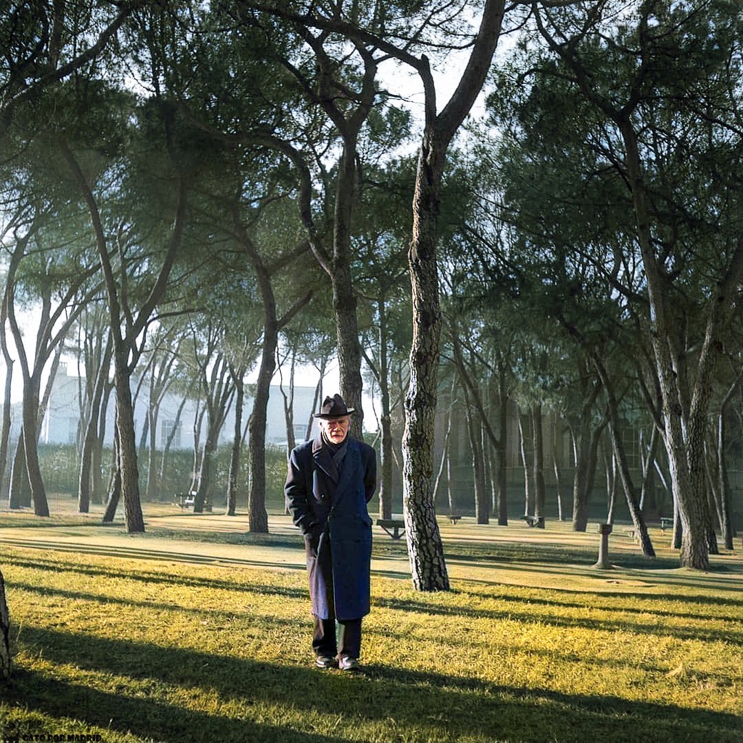 Viajamos hasta la década de 1950 para ver al maestro Pío Baroja paseando por su querido Parque del Retiro.