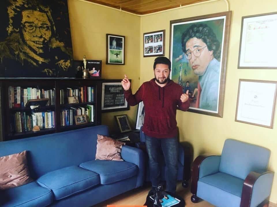 Celebro con esta foto que para mi es muy especial, el día que estuve en la casa de el gran Jaime Garzón fue mágico poder estar en ese lugar que guarda tantas historias. Que su legado se mantenga intacto.

Salud por Jaime, y que nunca muera el humor. Es la quimioterapia del alma.