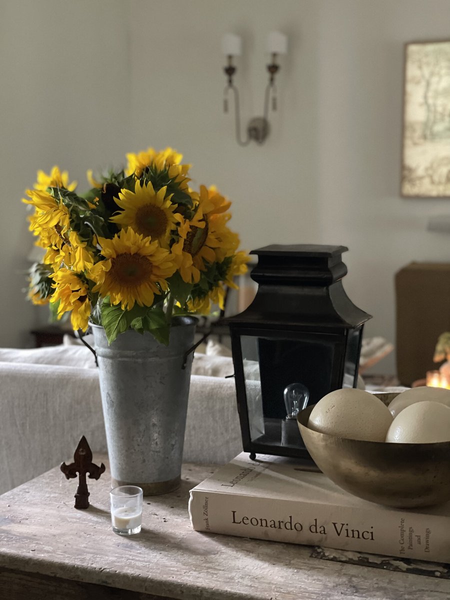This post has been a long time coming, but I am so happy to share how we updated our living room earlier this year. 🌻

beesandbubbles.com/home/living-ro…