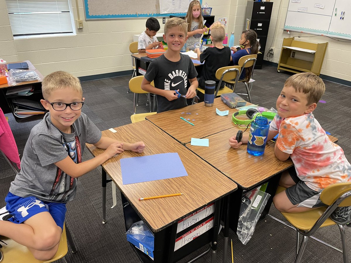 dresmack3rd's tweet photo. Longest paper chain activity! When faced with a problem, we have a growth mindset to help us grow our brains.   #dres #mack3rdgrade https://t.co/suxU8dmrlN