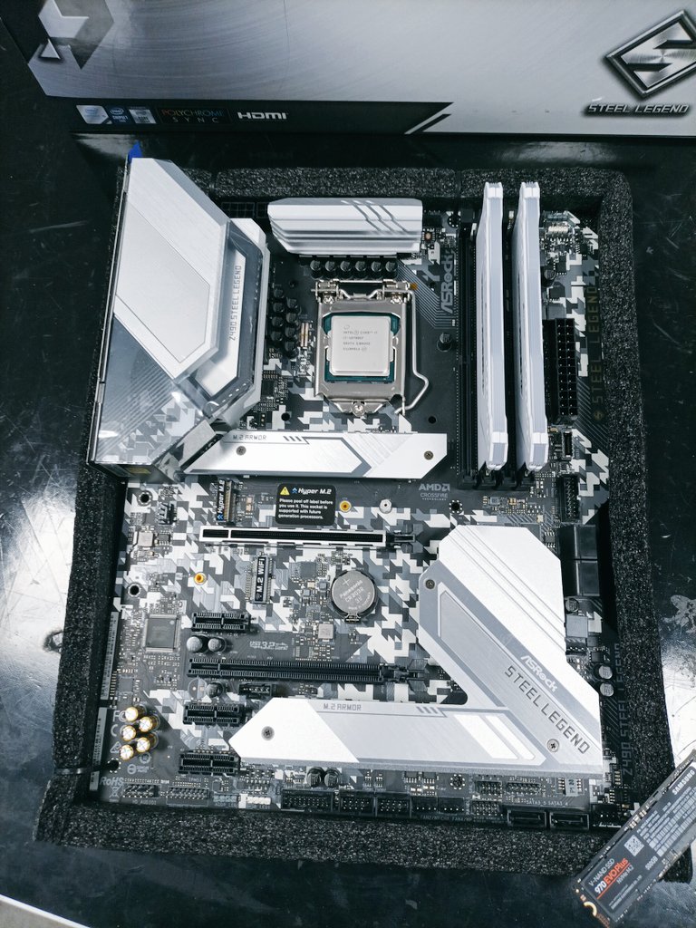 Joverclok's tweet photo. Vous en pensez quoi esthétiquement de cette @ASRockInfo ? 💪 https://t.co/iWuqvcxHuC