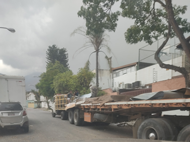 Viaja_con_Willi's tweet photo. El trafico de estos vehículo obstruye en muchas ocasiones el libre circular por las avenidas adyacentes al taller de Mantenimiento de la alcaldía, por lo largo y pesadas de la carga, los cuales deben hacer maniobras delicadas para no chocar los vehículo estacionados. ..Continua https://t.co/4tzz8hp2Ce
