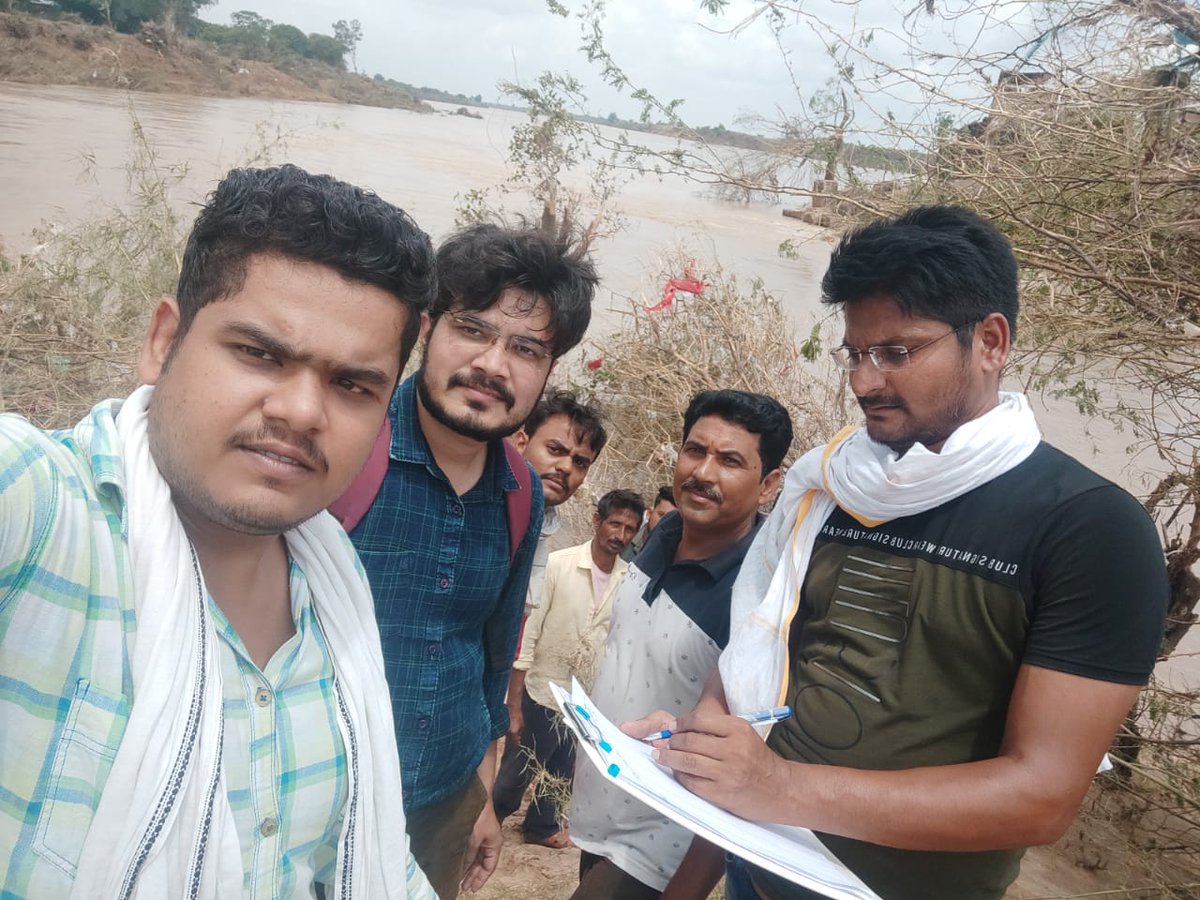 हम आंदोलन में रहते हुए भी आपदा की घड़ी में अपने किसान भाइयों का साथ नही छोड़ेंगे।
दिन में सर्वे कर रात भर जागकर पत्रक बना रहे बाढ़ प्रभावित क्षेत्रों में कार्य कर रहे पटवारी।

<a href="/ChouhanShivraj/">Shivraj Singh Chouhan</a> <a href="/GovindSingh_R/">-</a> <a href="/mprevenuedeptt/">Revenue Department, Madhya Pradesh</a> <a href="/nstomar/">Narendra Singh Tomar</a> <a href="/KamalPatelBJP/">Kamal Patel</a> <a href="/BJP4MP/">BJP Madhya Pradesh</a> <a href="/vdsharmabjp/">VD Sharma</a> <a href="/ZeeMPCG/">Zee MP-Chhattisgarh</a>
