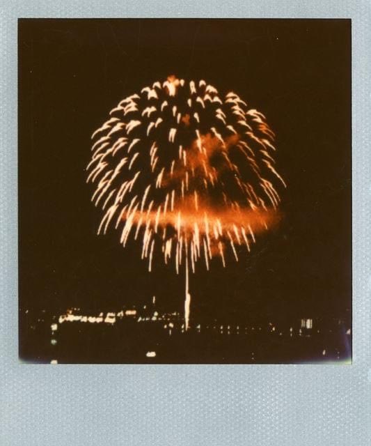 photoyoshioka's tweet image. 懐かしの花火ポラ…。

POLAROID SX-70 LAND CAMERA
SONAR AutoFocus 70⇄600改造

IMPOSSIBLE Color Film for 600 Silver Frame

#ポラ
#花火