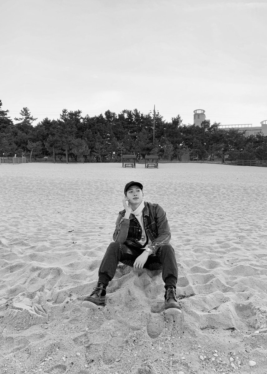 DitaNs10's tweet photo. Sakit hati liatnya ada yang jahatin Namjoon.. Jahat banget sii 😭 Anak ganteng baik gini masih aja ada yg jahat.. Jauh2 deh dari Bangtan kalau gabisa terima semua member, BTS IS SEVEN.. Gak kurang Gak lebih titik. https://t.co/qn8mz4UCVc
