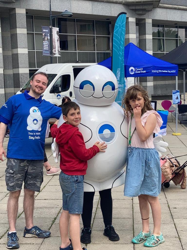 CRTYorkshireNE's tweet photo. The sun is shining at #LeedsDock for our Autism &amp; Neurodiverse Friendly Event as part of #LeedsWaterfrontFestival 🌞 Our extraordinary little friend Well-B has been enjoying meeting new people today 😀 @CanalRiverTrust @Leeds_WF @LeedsDock @LeedsAutism https://t.co/EgJgU7MGKf