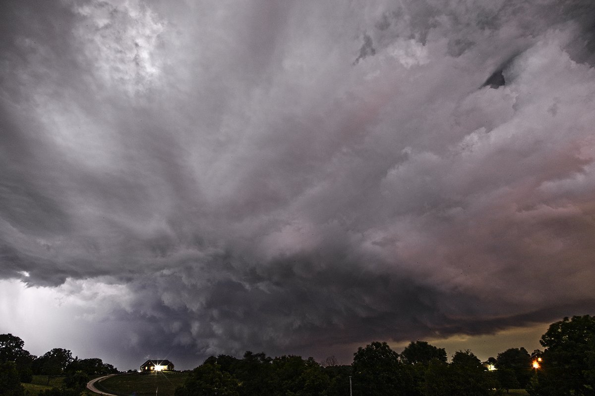 Last night's Storm in Kentucky #NaturePhotography #landscapephotography @ThePhotoHour
 @ajsg @AdamBurnistonWX @BluegrassScenes
 @cloudymamma @countryboots126 @Kentuckyweather @JAclouds @thekyniche @StormHour @MarcWeinbergWX @KentuckySpirits
@eyephotomagm @ExploreKentucky @JimWKYT