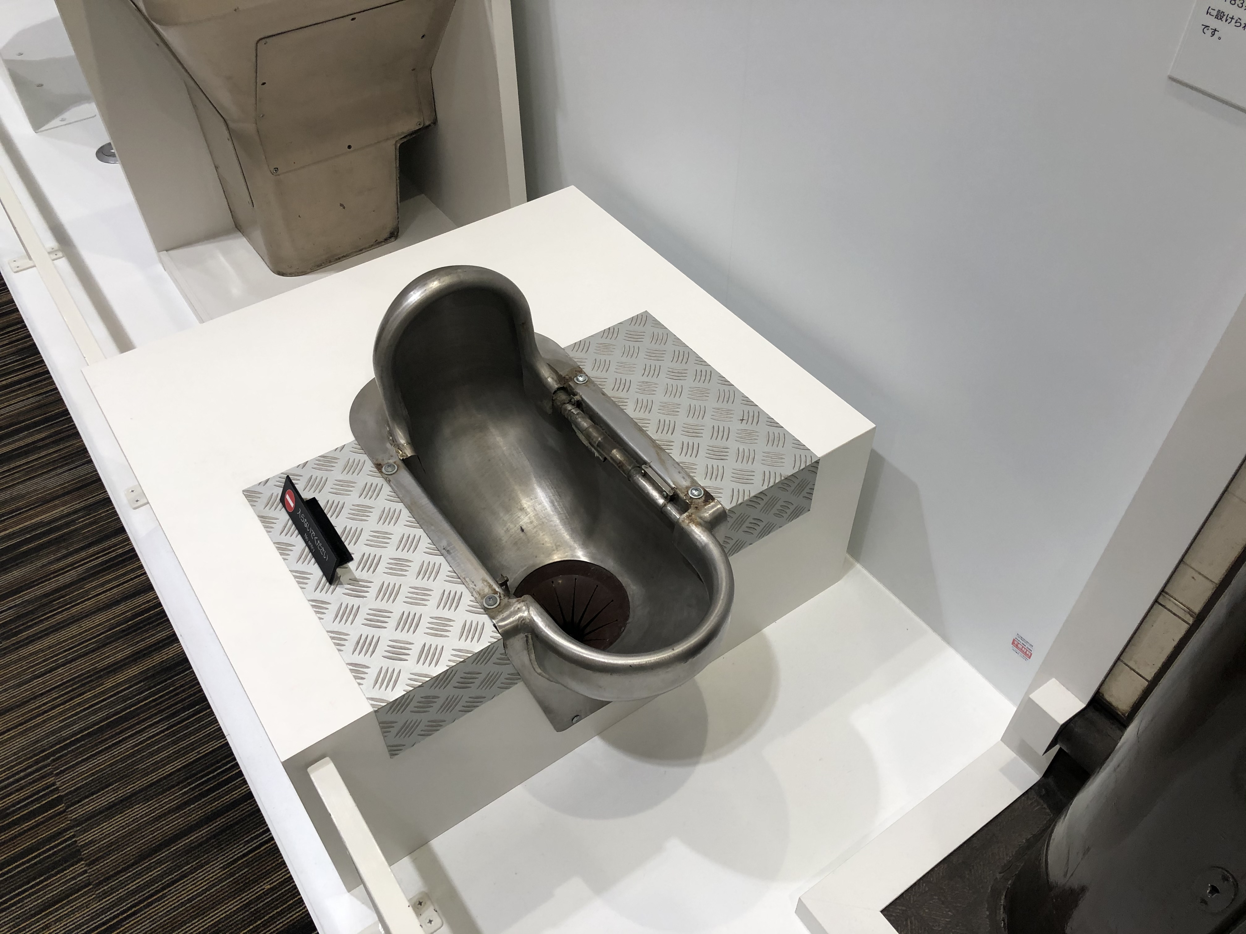 女しゃがんでおしっこ 