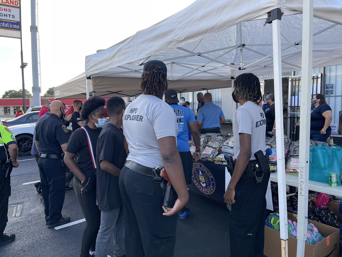 HPD_Explorers's tweet photo. South Gessner Division #HPDExplorers are at the Gulfton Storefront volunteering with the Back to School backpack giveaway!
What a great way to give back to the community! https://t.co/Euw8cofnrt