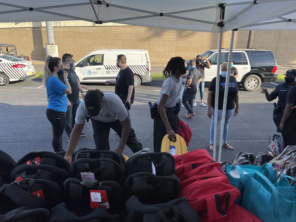 HPD_Explorers's tweet photo. South Gessner Division #HPDExplorers are at the Gulfton Storefront volunteering with the Back to School backpack giveaway!
What a great way to give back to the community! https://t.co/Euw8cofnrt