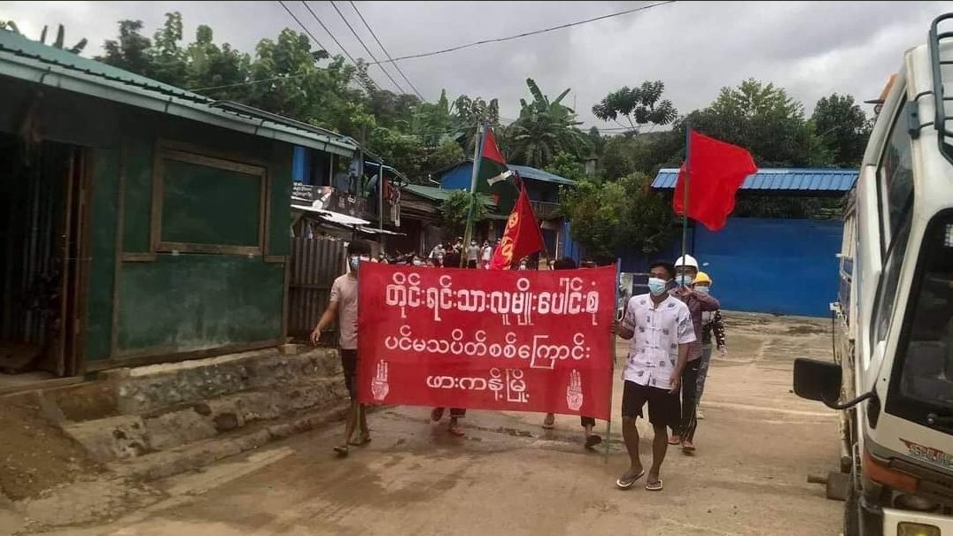 SiwatGallery's tweet photo. Multi Ethnic strike in #Hpakant marched and chanted revolutionary solgans against the military dictatorship on this evening .

NUG NEEDS SUPPORT
#Aug13Coup 
#WhatsHappeningInMyanmar https://t.co/lTiMHZTOWf
