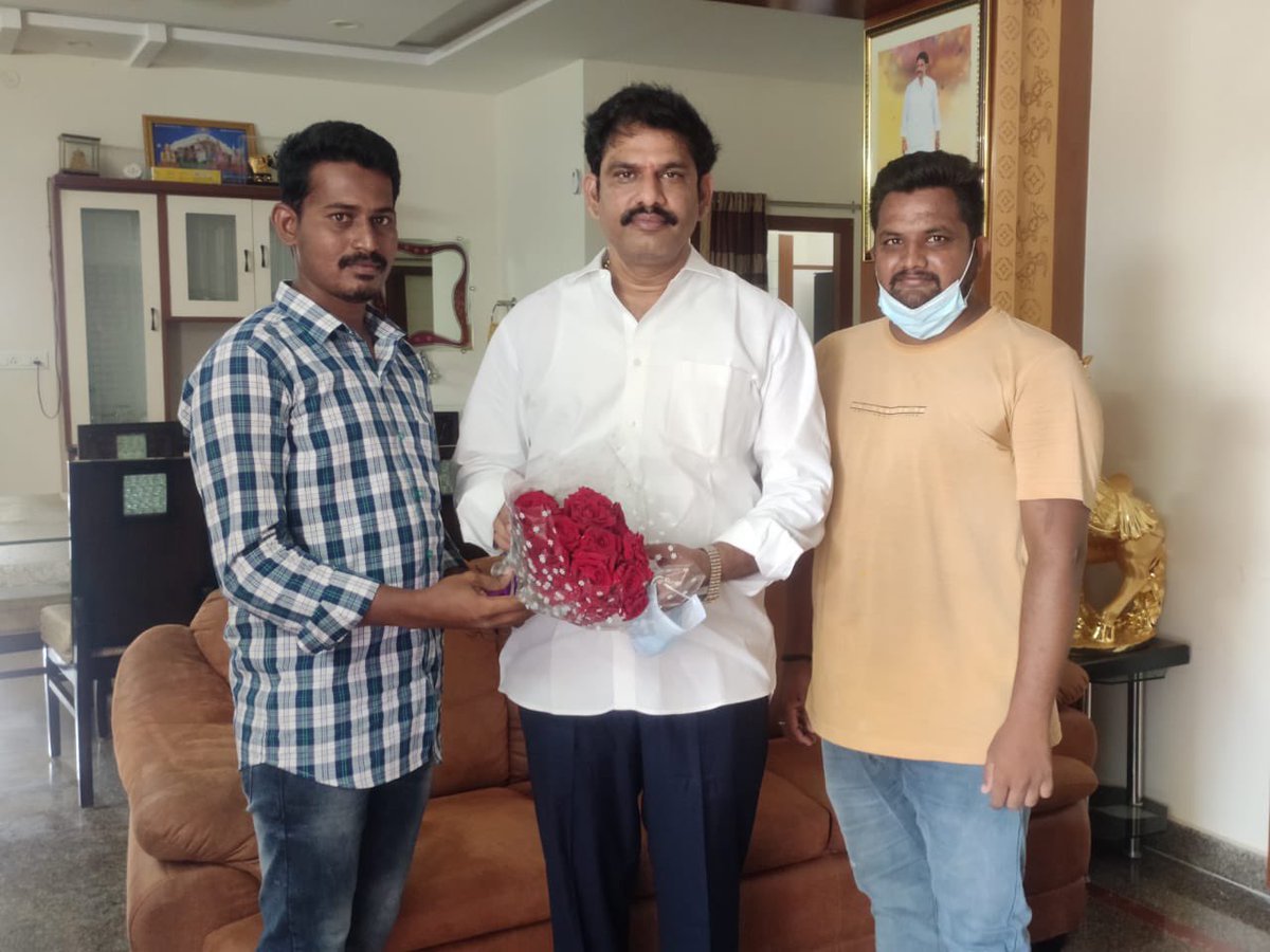 SambaYeluri's tweet photo. తెలుగుదేశం పార్టీ విద్యార్థి అనుబంధ విభాగం టిఎన్ఎస్ఎఫ్ సోషల్ మీడియా కోఆర్డినేటర్ గా తనను నియమించడం పట్ల బాపట్ల పార్లమెంట్ అధ్యక్షులు ఎమ్మెల్యే ఏలూరి సాంబశివరావు గారికి పుష్ప గుచ్చం అందించి కృతజ్ఞతలు తెలియజేసిన షేక్ బషీర్.

#TeamYeluri https://t.co/pveQmRgQ9n