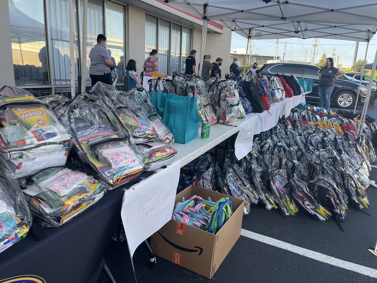 houstonpolice's tweet photo. We are here at the Gulfton Storefront with plenty of backpacks 🎒 

6227 Southwest Freeway! 

#RelationalPolicing https://t.co/sfVu4sQSrD