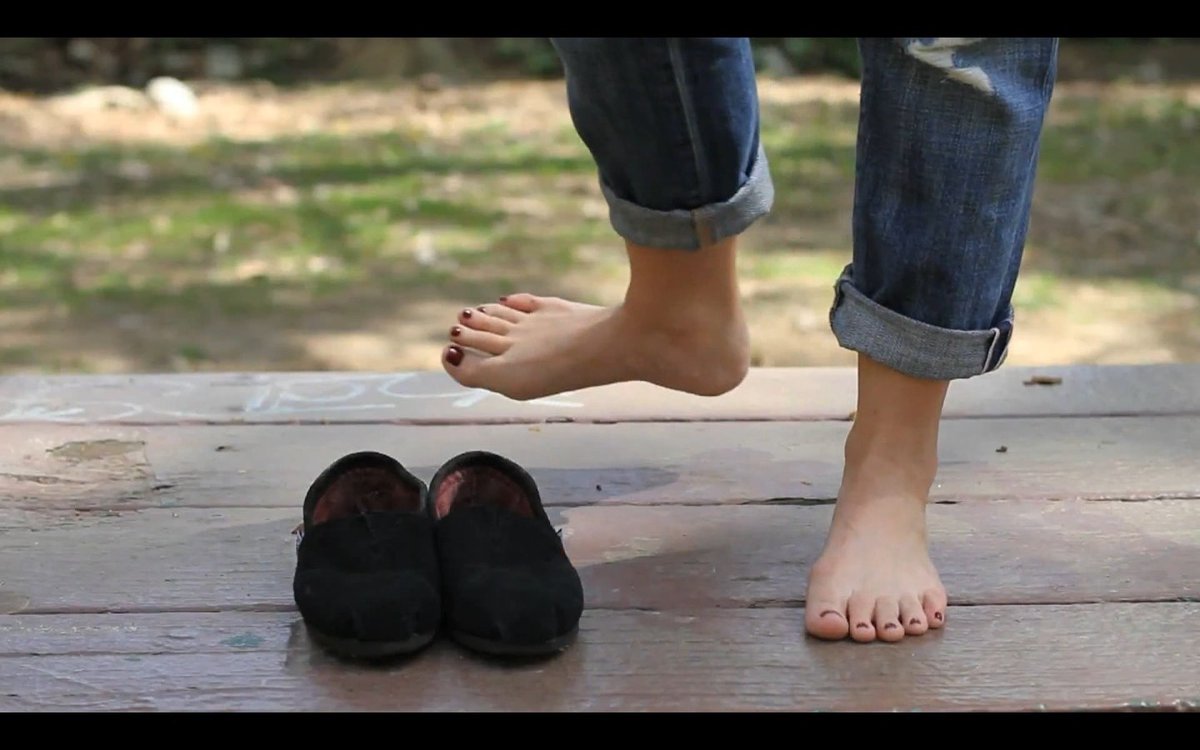 Without shoes. босоногие наказания детей. Without shoes. Toms shoes социальное предпринимательство. Without shoes.