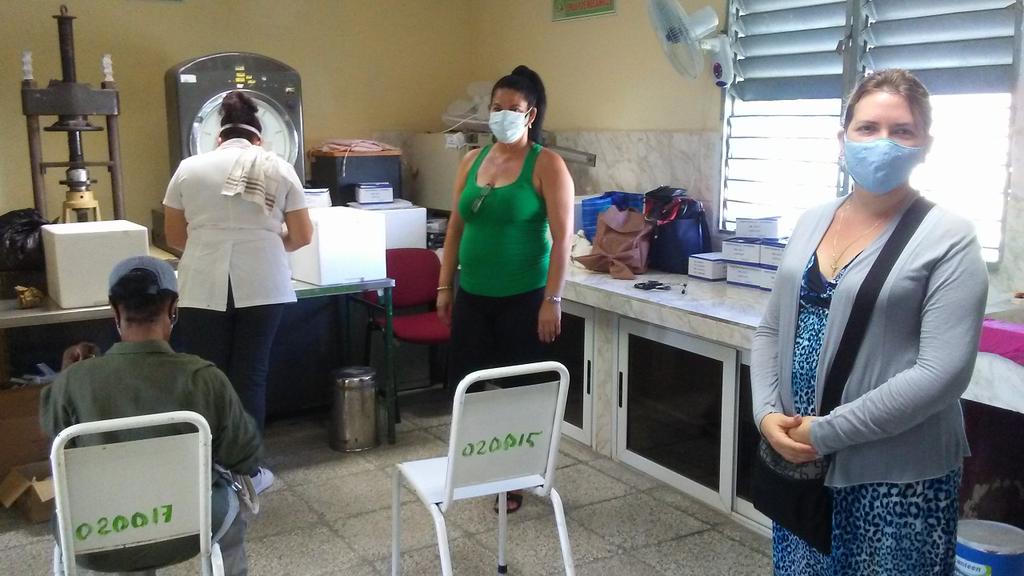 #Cuba #DMECienfuegos En el #95AniversarioDelNatalicioDeFidel se vacunan con la 2da dosis de #Abdala pacientes de los consultorios 28 y 29. Funcionarios de Educación apoyan en el proceso.Este es otro logro de #FidelPorsiempre #CubaMined <a href="/PartidoPCC/">Partido Comunista de Cuba</a> <a href="/UJCdeCuba/">UJC de Cuba</a> <a href="/elsa_ena/">Ena Elsa Velázquez Cobiella</a> <a href="/dailiana_d/">Dailiana Delisle Bell</a>