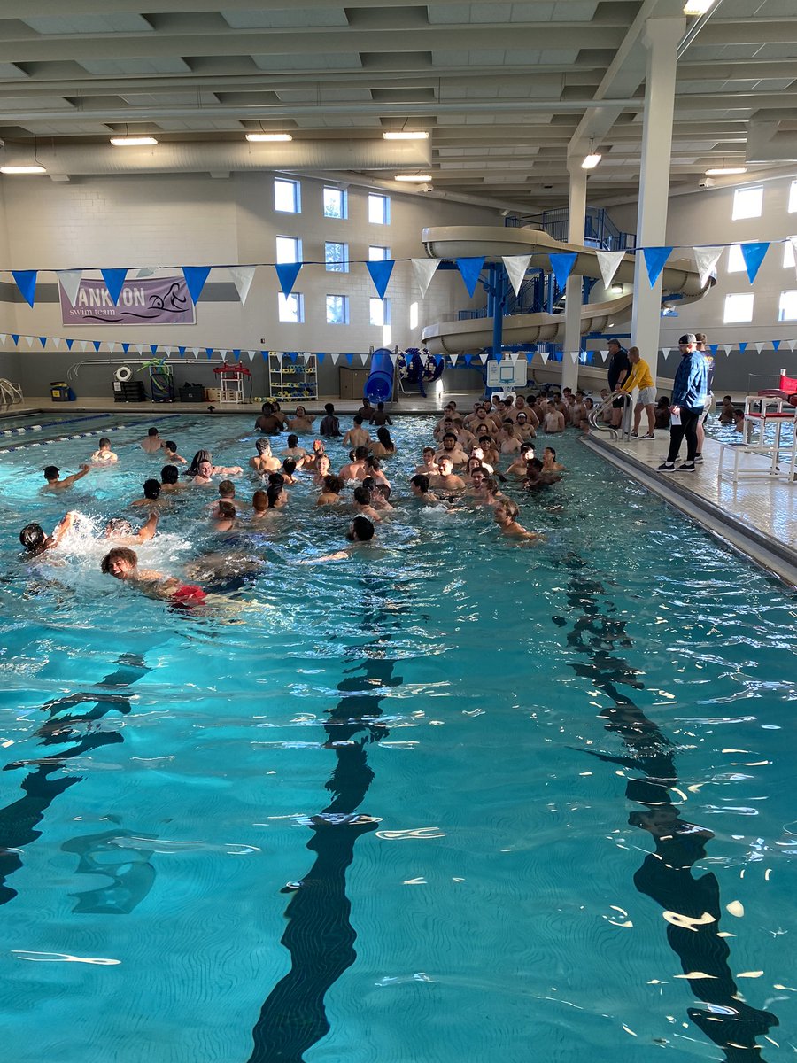 MichalettiCoach's tweet image. Fun morning workout at the pool! Thanks to @rozyroozen and his staff. #MountUp