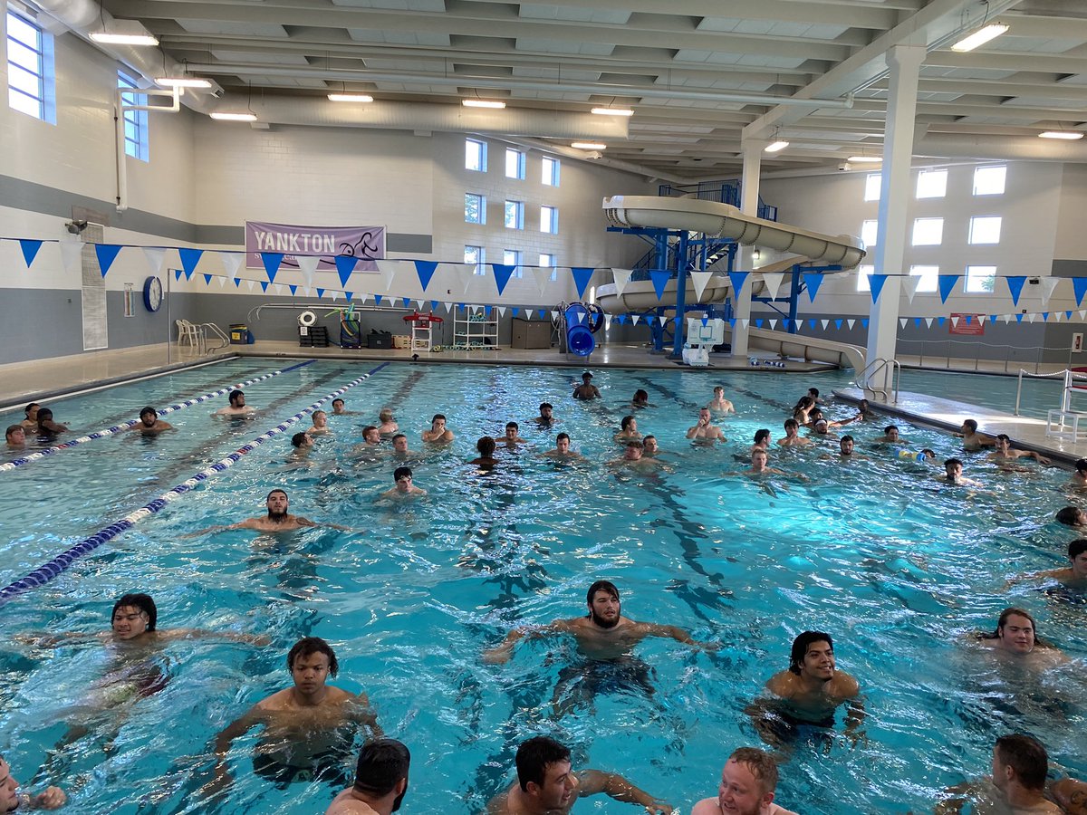 MichalettiCoach's tweet image. Fun morning workout at the pool! Thanks to @rozyroozen and his staff. #MountUp