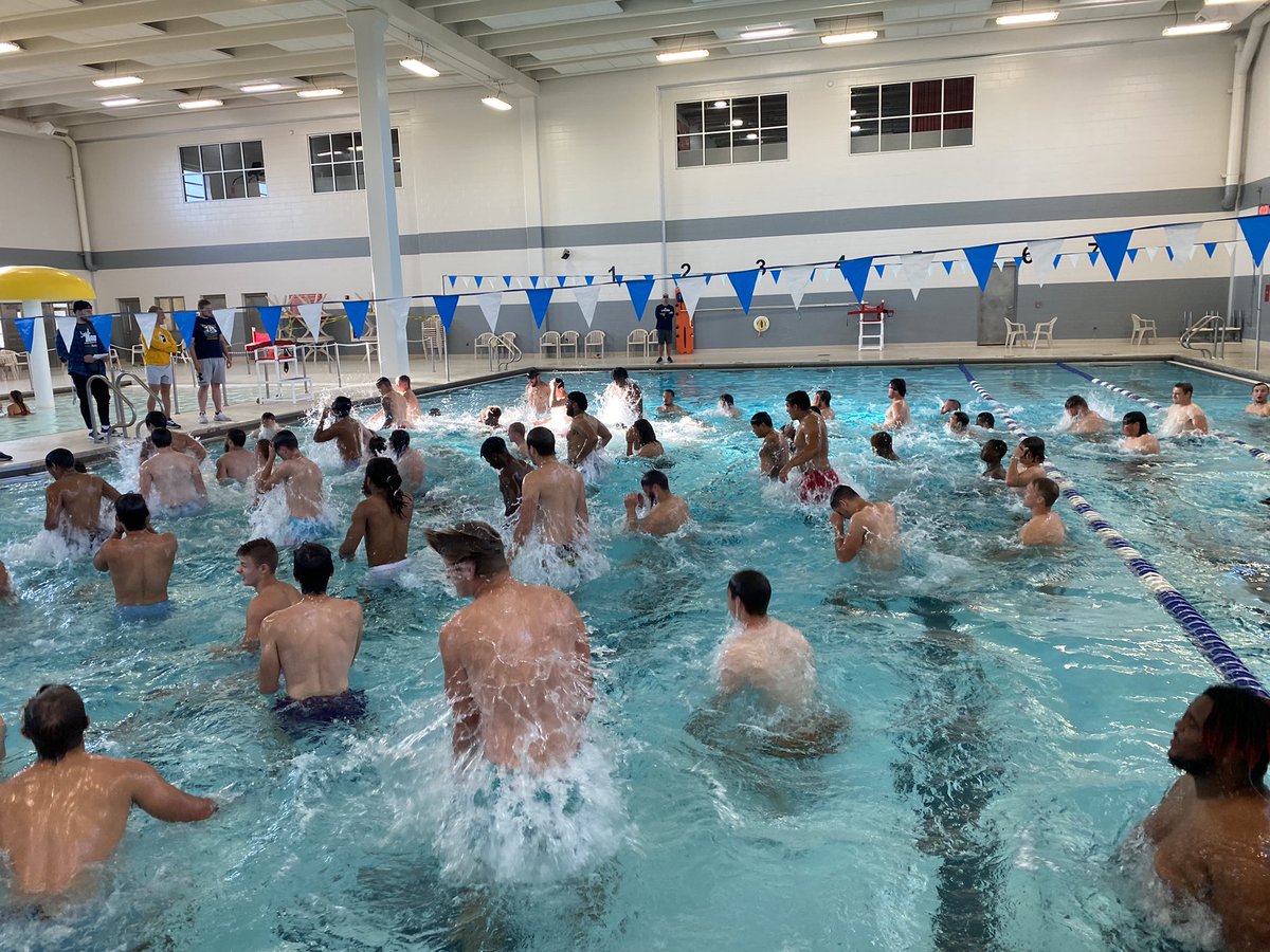 MichalettiCoach's tweet image. Fun morning workout at the pool! Thanks to @rozyroozen and his staff. #MountUp