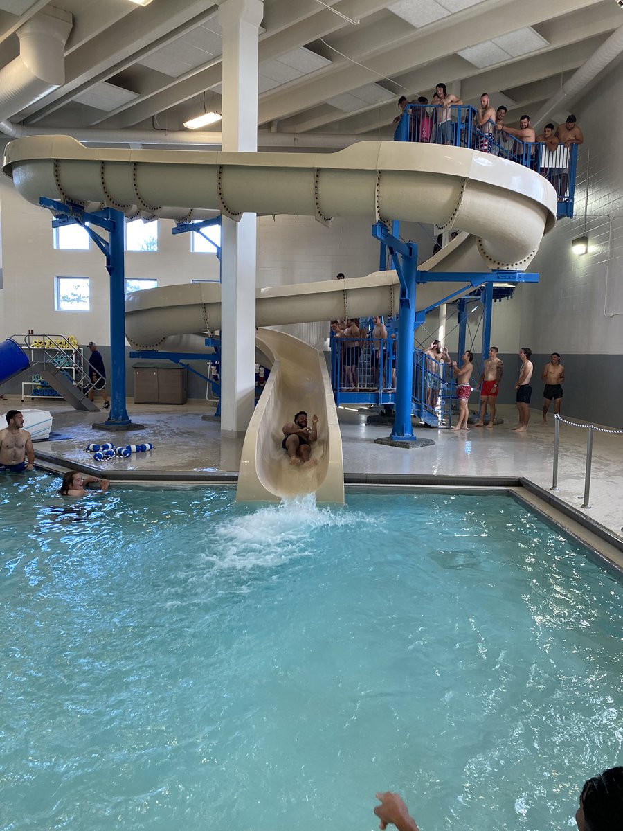 MichalettiCoach's tweet image. Fun morning workout at the pool! Thanks to @rozyroozen and his staff. #MountUp