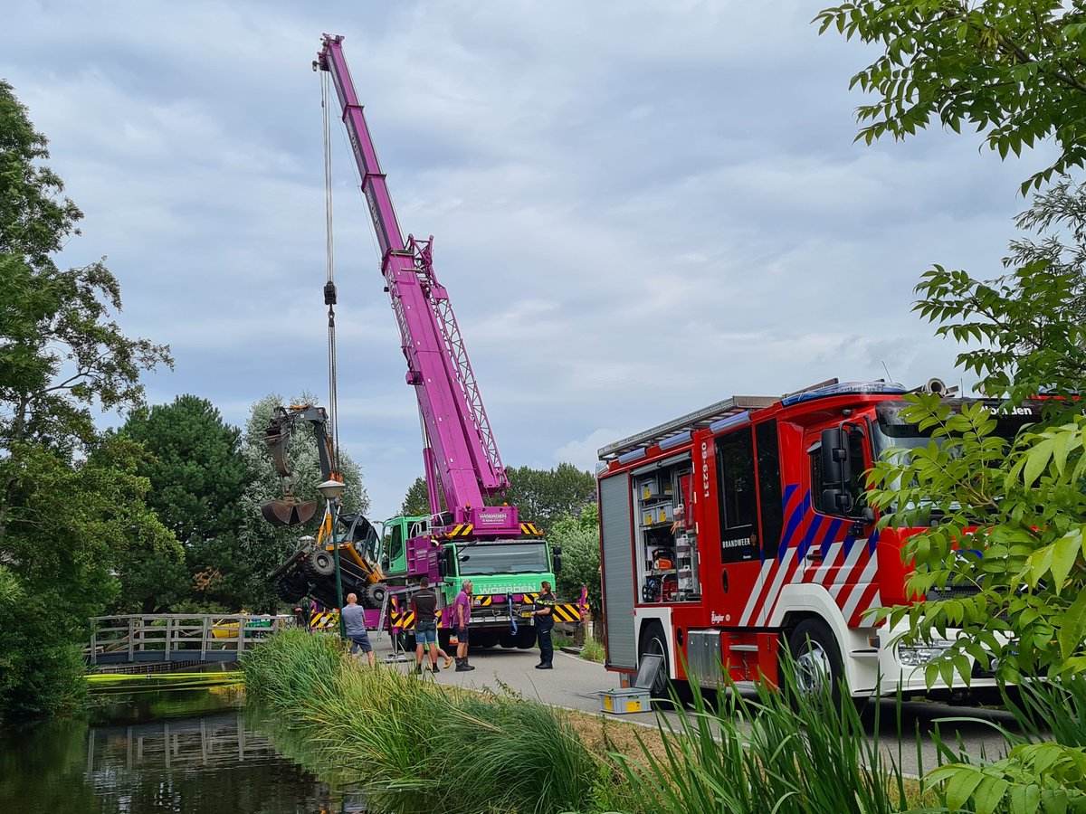 Kraan die in de sloot.lag op de #waardsedijk in #Woerden is er uit. De weg blijft nog wel even afgesloten.