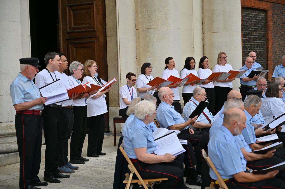 cwpluscharity's tweet image. Yesterday the @ChelwestFT Singers joined forces with the @RHChelsea Chelsea Pensioners Choir for a joint outdoors concert 🎶

The performance was part of our #ArtsForAll and #CommunityBridge programmes and is the first of many to come!