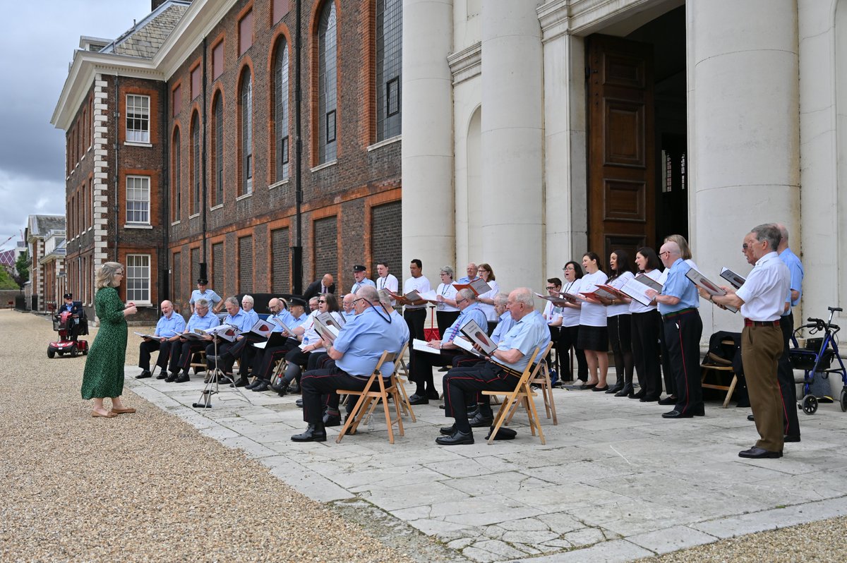 cwpluscharity's tweet image. Yesterday the @ChelwestFT Singers joined forces with the @RHChelsea Chelsea Pensioners Choir for a joint outdoors concert 🎶

The performance was part of our #ArtsForAll and #CommunityBridge programmes and is the first of many to come!